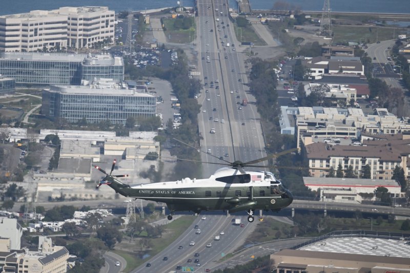 Helikopter Marine One, koji prevozi američkog predsjednika Joea Bidena, leti iznad američkog San Francisca.