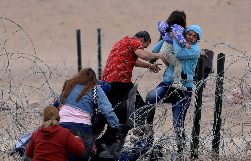 Migranti prelaze rijeku Rio Grande i granicu između Meksika i SAD-a.