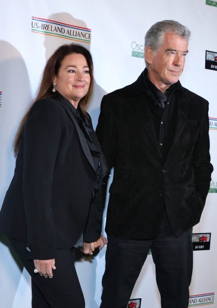 Pierce Brosnan i Keely Shaye Smith