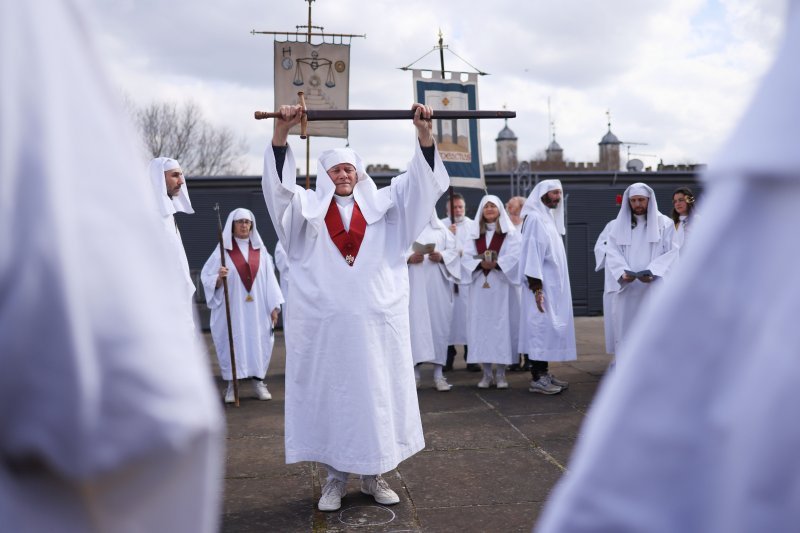 Mač se drži uvis dok članovi Druidskog reda sudjeluju u proslavi Proljetnog ekvinocija tijekom ceremonije na Tower Hillu u Londonu u Velikoj Britaniji.