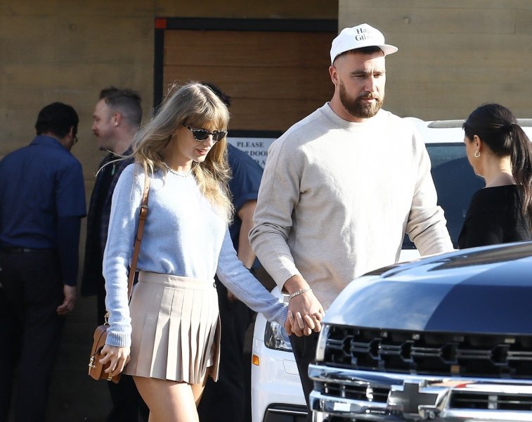 Taylor Swift i Travis Kelce uočeni na nedjeljnom ručku u poznatom restoranu  - tportal