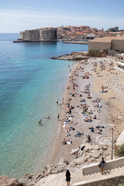 Počela sezona kupnja, plaža Banje, Dubrovnik