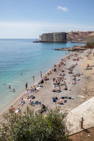 Počela sezona kupnja, plaža Banje, Dubrovnik