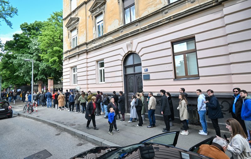 Na biralištu u Varšavskoj ulici u Zagrebu se stvorila velika gužva