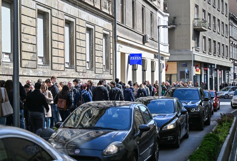 Na biralištu u Varšavskoj ulici u Zagrebu se stvorila velika gužva