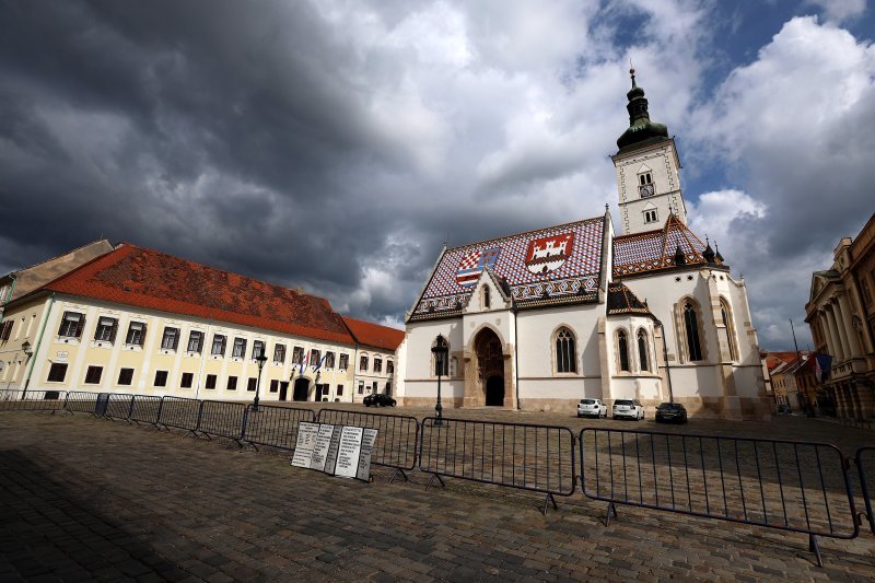 Upečatljiva fotografija zagrebačkog Markova trga nosi naslov 'Neuobičajeno tih Markov trg čeka nove 'stanare'.