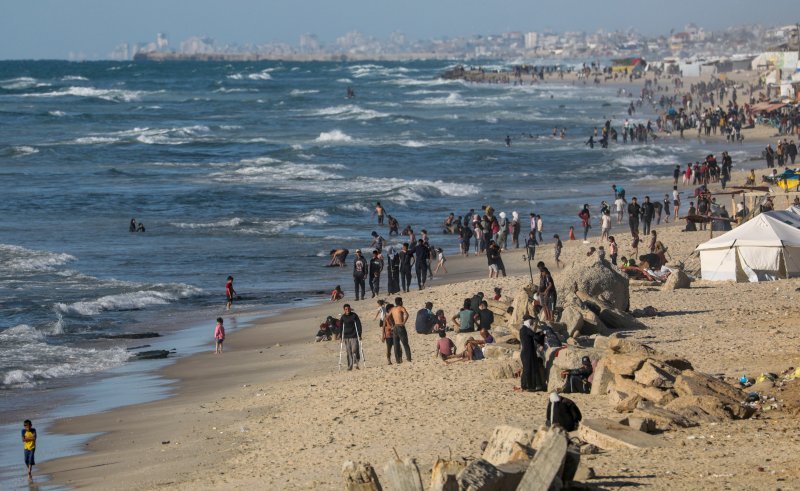 Interno raseljeni Palestinci na plaži Rafah u istoimenom gradu na jugu Pojasa Gaze, blizu granice s Egiptom.