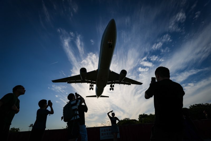 Ljudi promatraju kako se približava let China Airlinesa u Taipeiju, Tajvan.