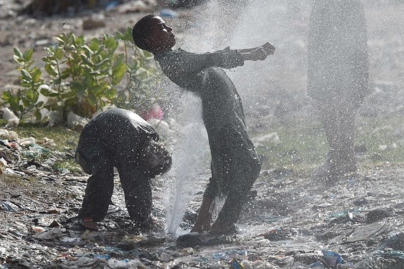 Ljudi se hlade na sve moguće načine zbog visokih temperatura u pakistanskom gradu Karačiju.