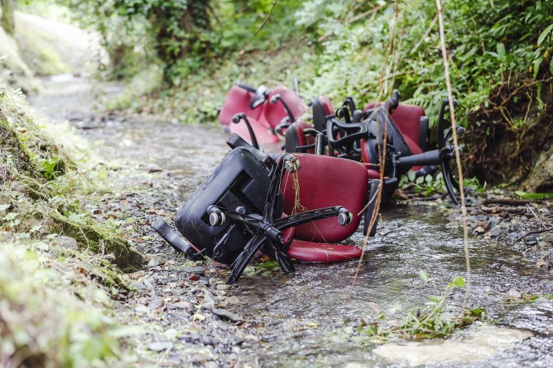 Uredske stolice bačene u potok na ulazu u Park prirode Medvednica