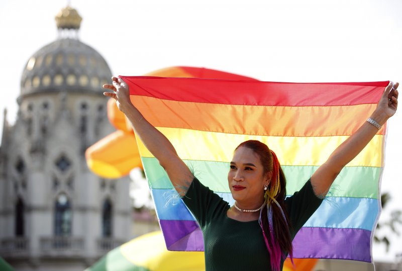 Pripadnica LGBTIQ zajednice u Tajlandu slavi to što je u toj zemlji legaliziran istospolni brak.