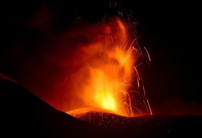 Zbog erupcije vulkana Etna na Siciliji zatvoren je aerodrom u Cataniji