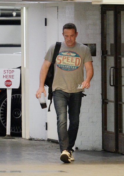 Ben Affleck ne skida prsten