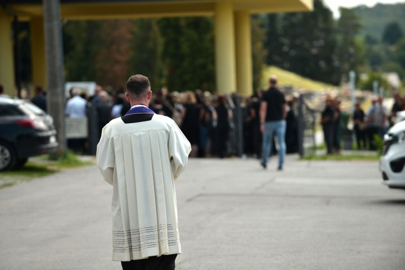 Sprovod njegovatelja Damira Fijale ubijenog u masakru u Daruvaru