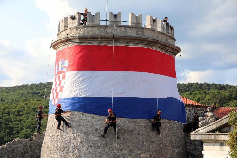 Postavljanje zastave na Trsatsku kulu u Rijeci uoči Dana pobjede i Domovinske zahvalnosti.