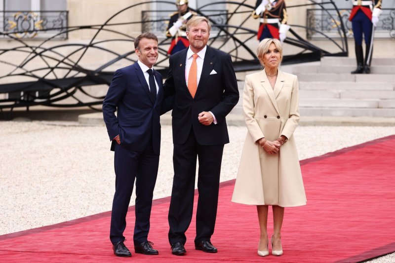 Emmanuel i Brigitte Macron i nizozemski kralj Willem-Alexander