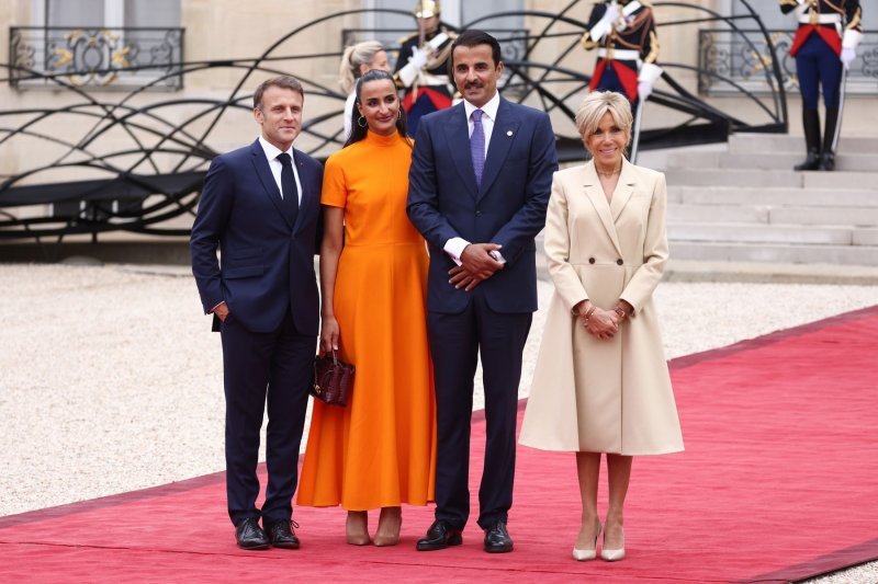 Emmanuel i Brigitte Macron i katarski emir Tamim bin Hamad Al Thani