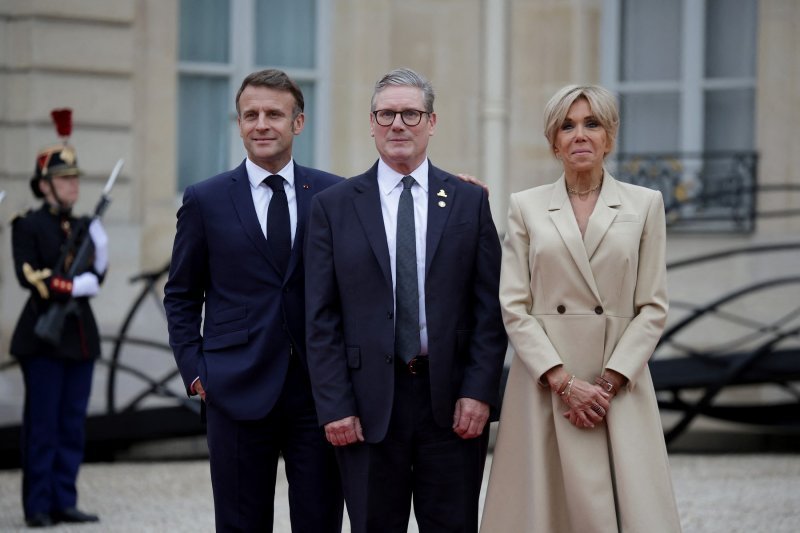 Emmanuel i Brigitte Macron i britanski premijer Keir Starmer