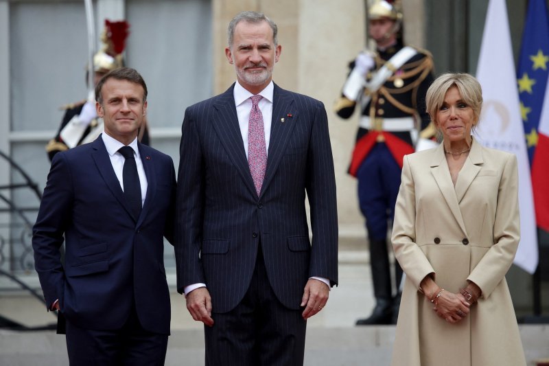 Emmanuel i Brigitte Macron i španjolski kralj Felipe