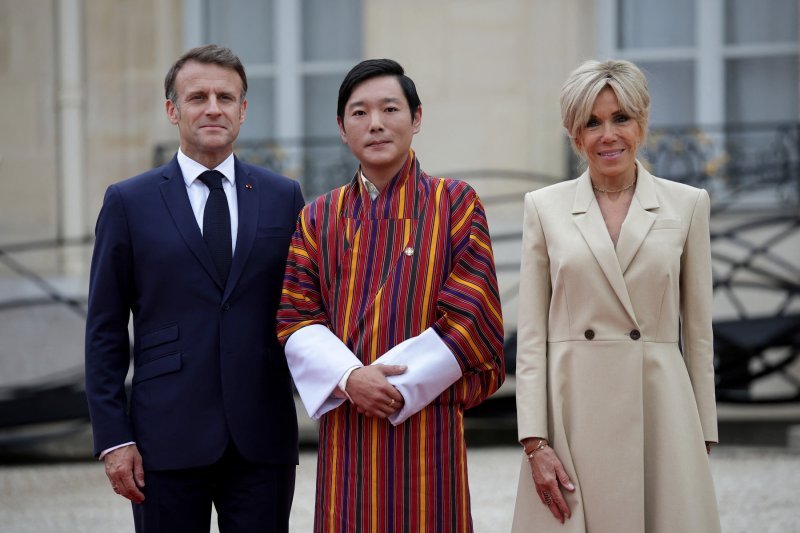 Emmanuel i Brigitte Macron i butanski princ Jigyel Ugyen Wangchuck