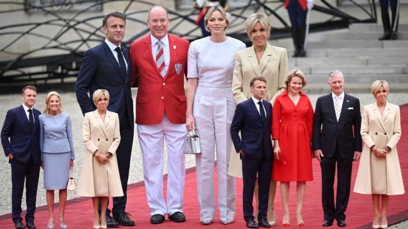 Emmanuel i Brigitte Macron s uglednicima