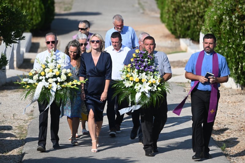 Polaganje vijenaca na grob Olivera Dragojevića