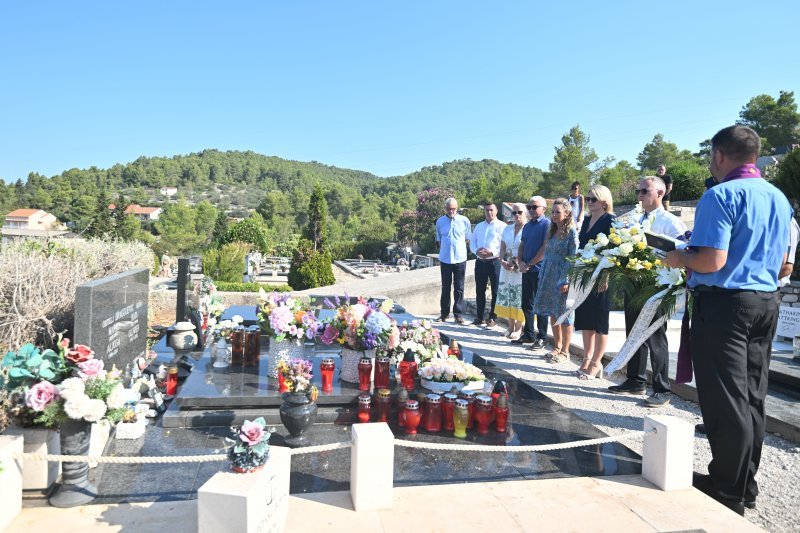 Polaganje vijenaca na grob Olivera Dragojevića