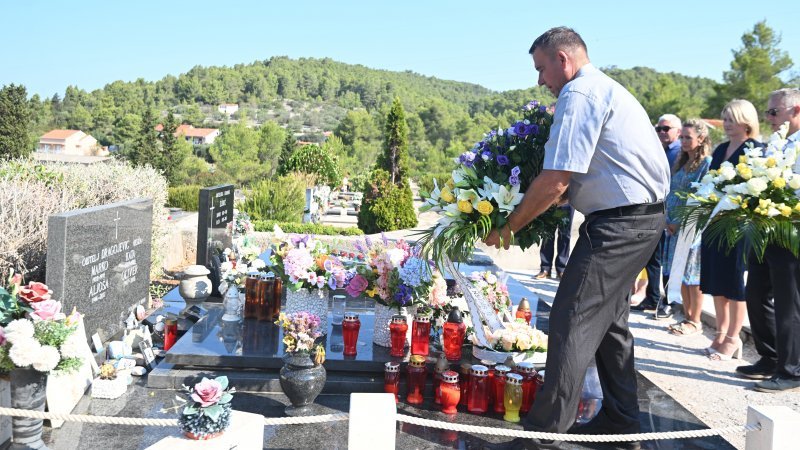 Polaganje vijenaca na grob Olivera Dragojevića