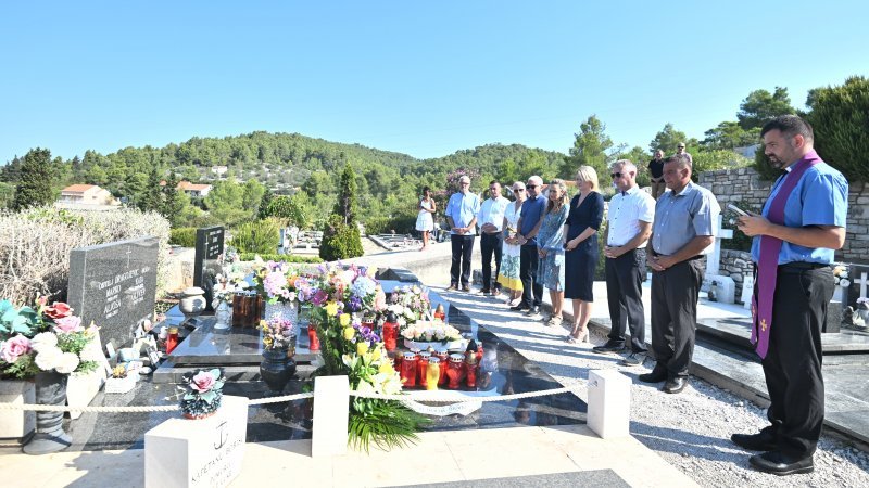 Polaganje vijenaca na grob Olivera Dragojevića