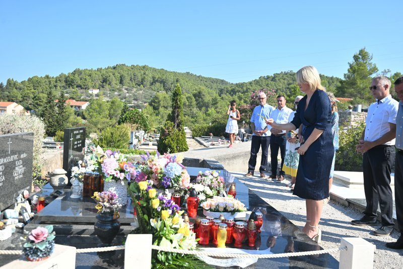 Polaganje vijenaca na grob Olivera Dragojevića