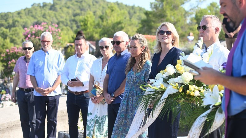 Polaganje vijenaca na grob Olivera Dragojevića