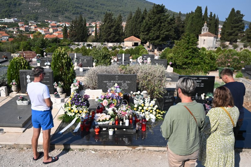 Polaganje vijenaca na grob Olivera Dragojevića