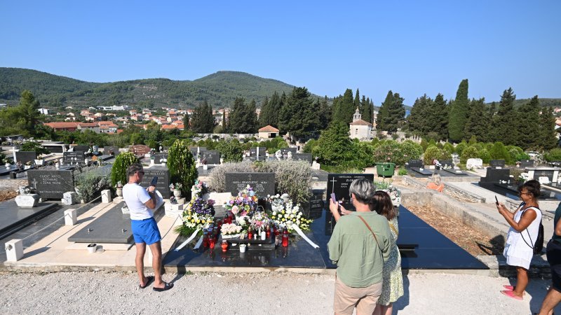 Polaganje vijenaca na grob Olivera Dragojevića