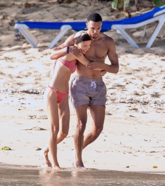 Trent Alexander-Arnold i Iris Law