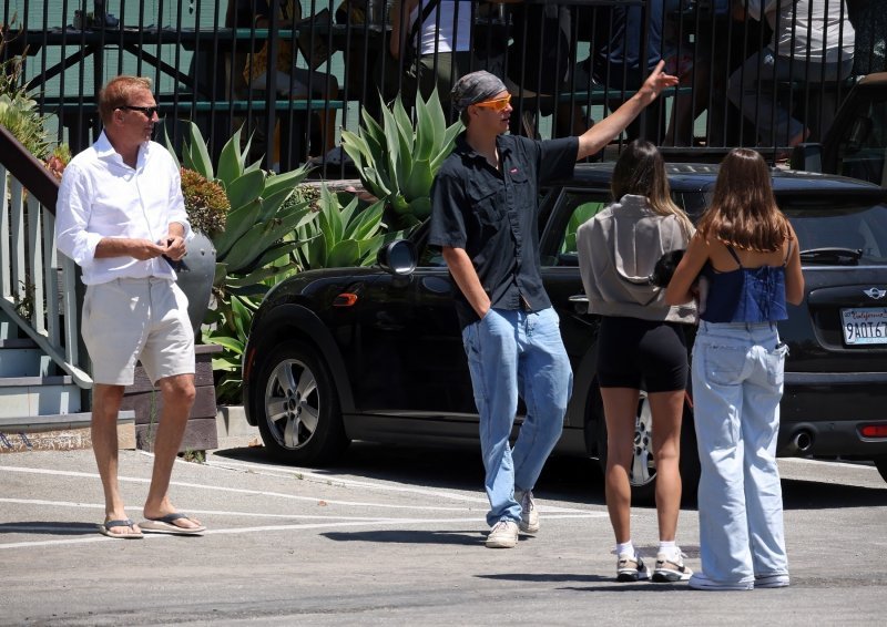 Kevin Costner sa sinom i njegovim prijateljicama