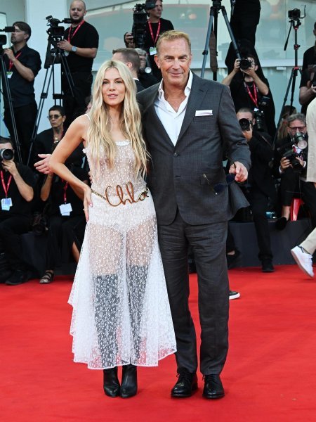 Sienna Miller i Kevin Costner