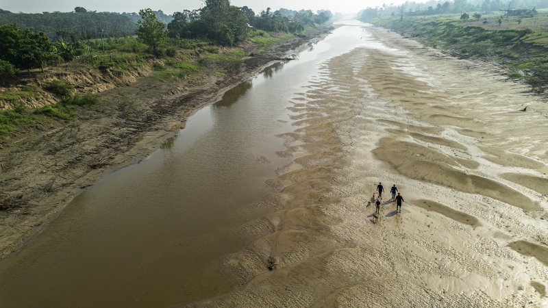 Fotografija snimljena dronom prikazuje stanovnike koji su prisiljeni pješačiti na velikim udaljenostima na golemom pješčanom sprudu koji je izložen zbog suše na znatno osiromašenoj rijeci Parana u Brazilu.