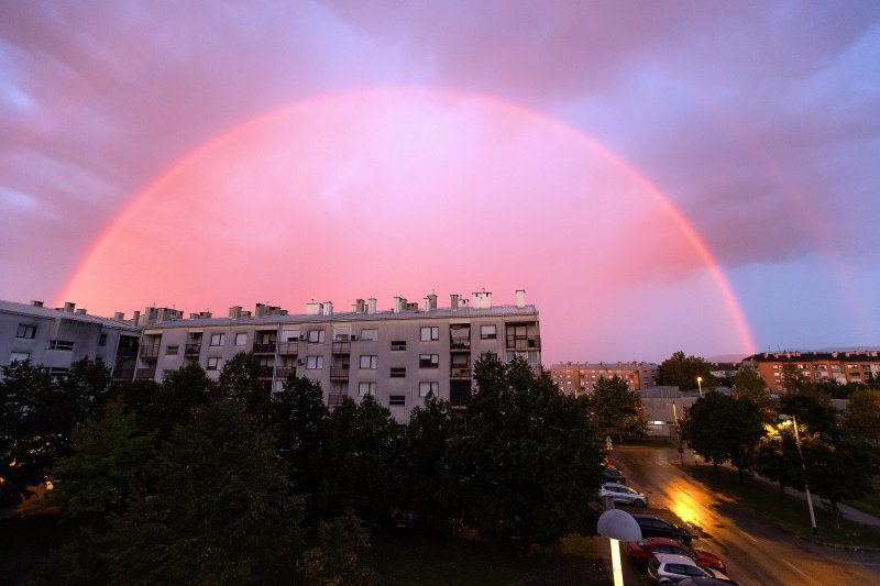 Svitanje i duga na istoku Zagreba