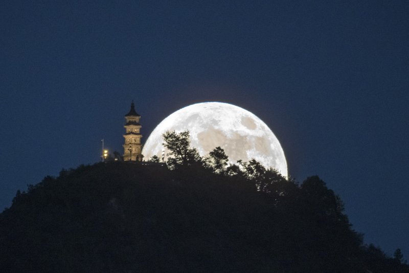 Mjesec izlazi iznad okruga Huangyan u kineskoj provinciji Zhejiang.