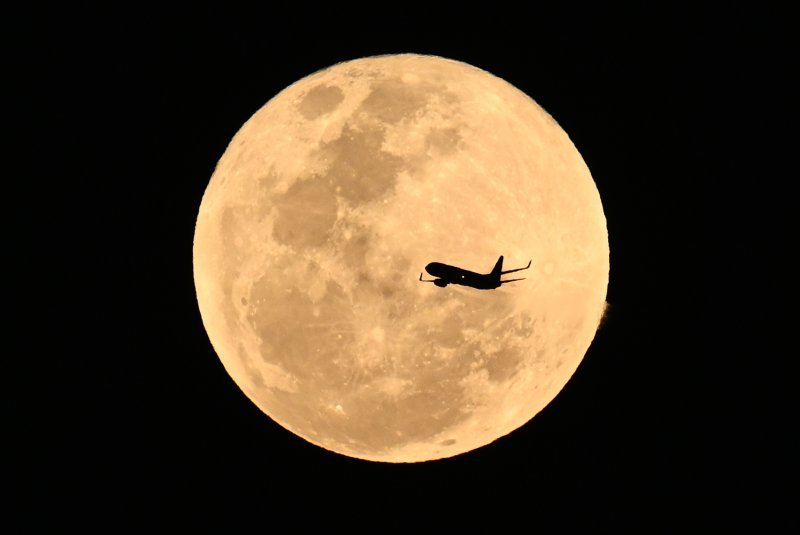 Avion leti ispred supermjeseca koji se diže iznad Brisbanea u Australiji.