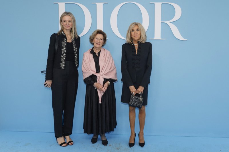 Izvršna direktorica Diora Delphine Arnault, norveška kraljica Sonja Haraldsen i Brigitte Macron