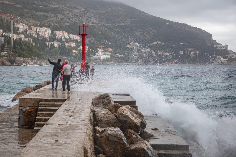 Loši vremenski uvjeti nisu omeli turiste u razgledavanju gradskih znamenitosti Dubrovnika.