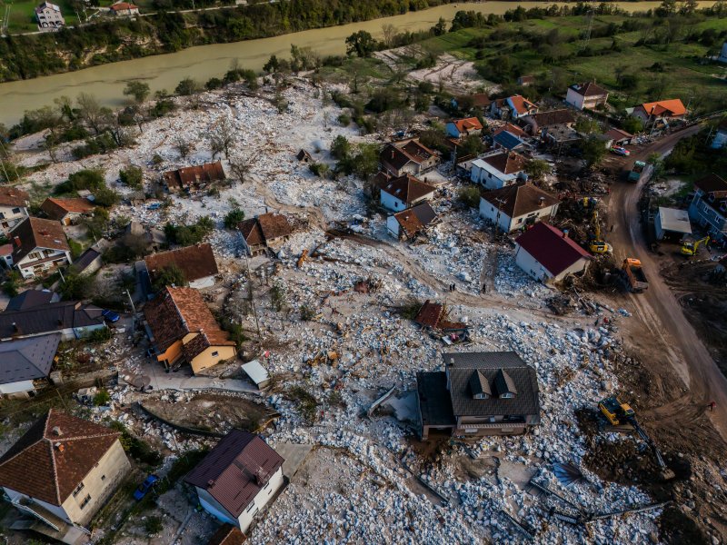 Pogled iz zraka na odron i posljedice poplava koje su pogodile BiH