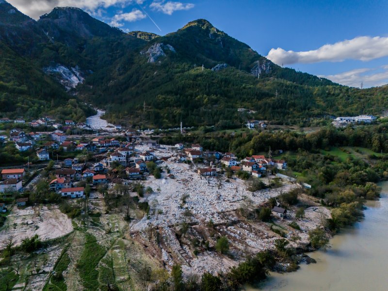 Pogled iz zraka na odron i posljedice poplava koje su pogodile BiH