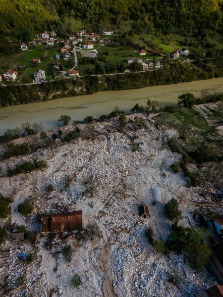 Pogled iz zraka na odron i posljedice poplava koje su pogodile BiH