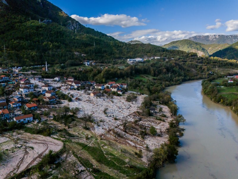 Pogled iz zraka na odron i posljedice poplava koje su pogodile BiH