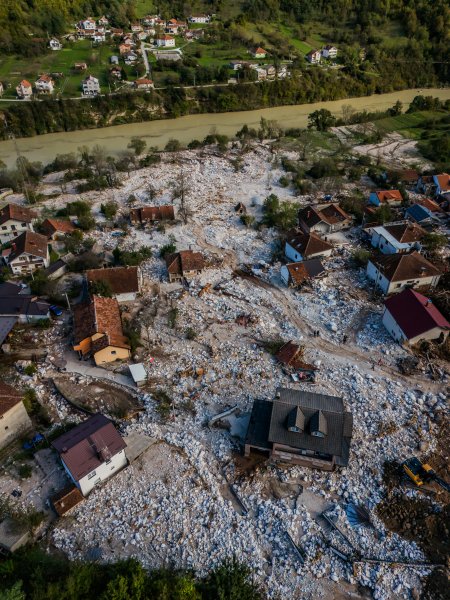 Pogled iz zraka na odron i posljedice poplava koje su pogodile BiH