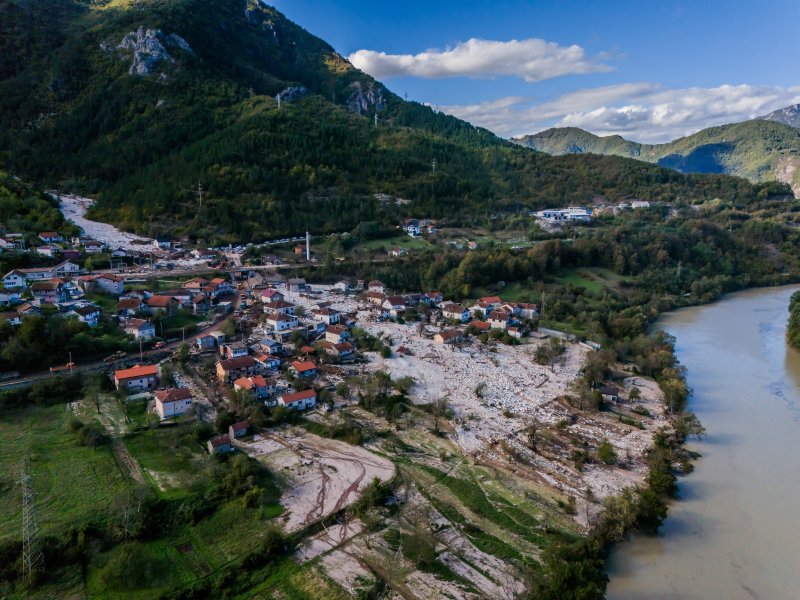 Pogled iz zraka na odron i posljedice poplava koje su pogodile BiH