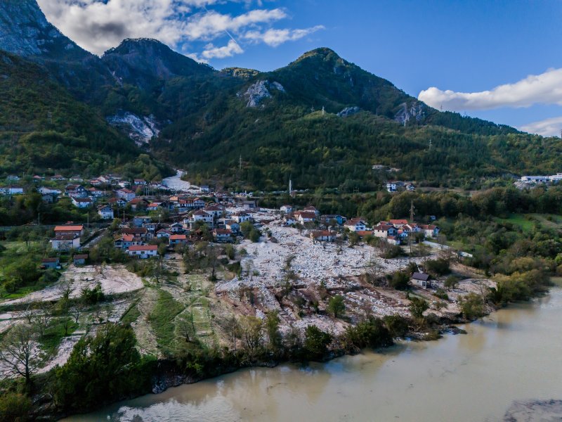 Pogled iz zraka na odron i posljedice poplava koje su pogodile BiH