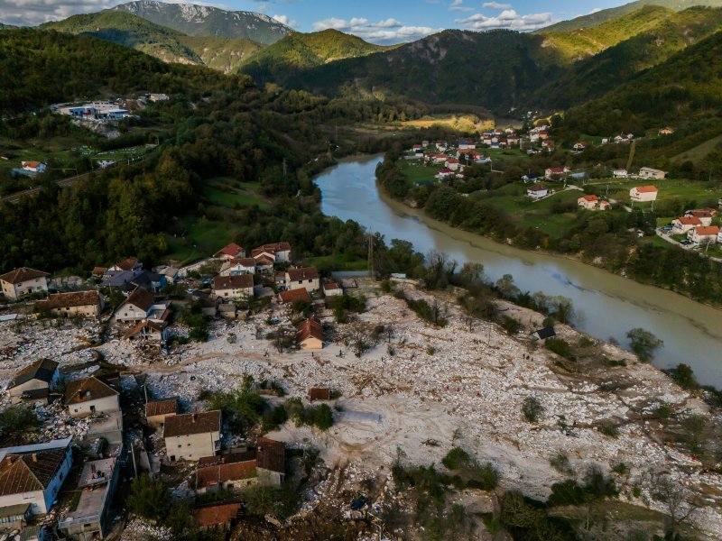 Pogled iz zraka na odron i posljedice poplava koje su pogodile BiH